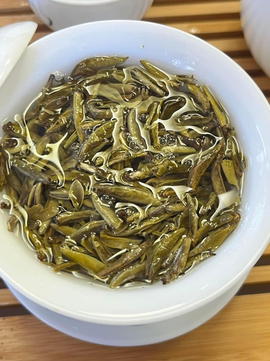 沖開的茉莉花茶葉 brewed jasmine tea leaves